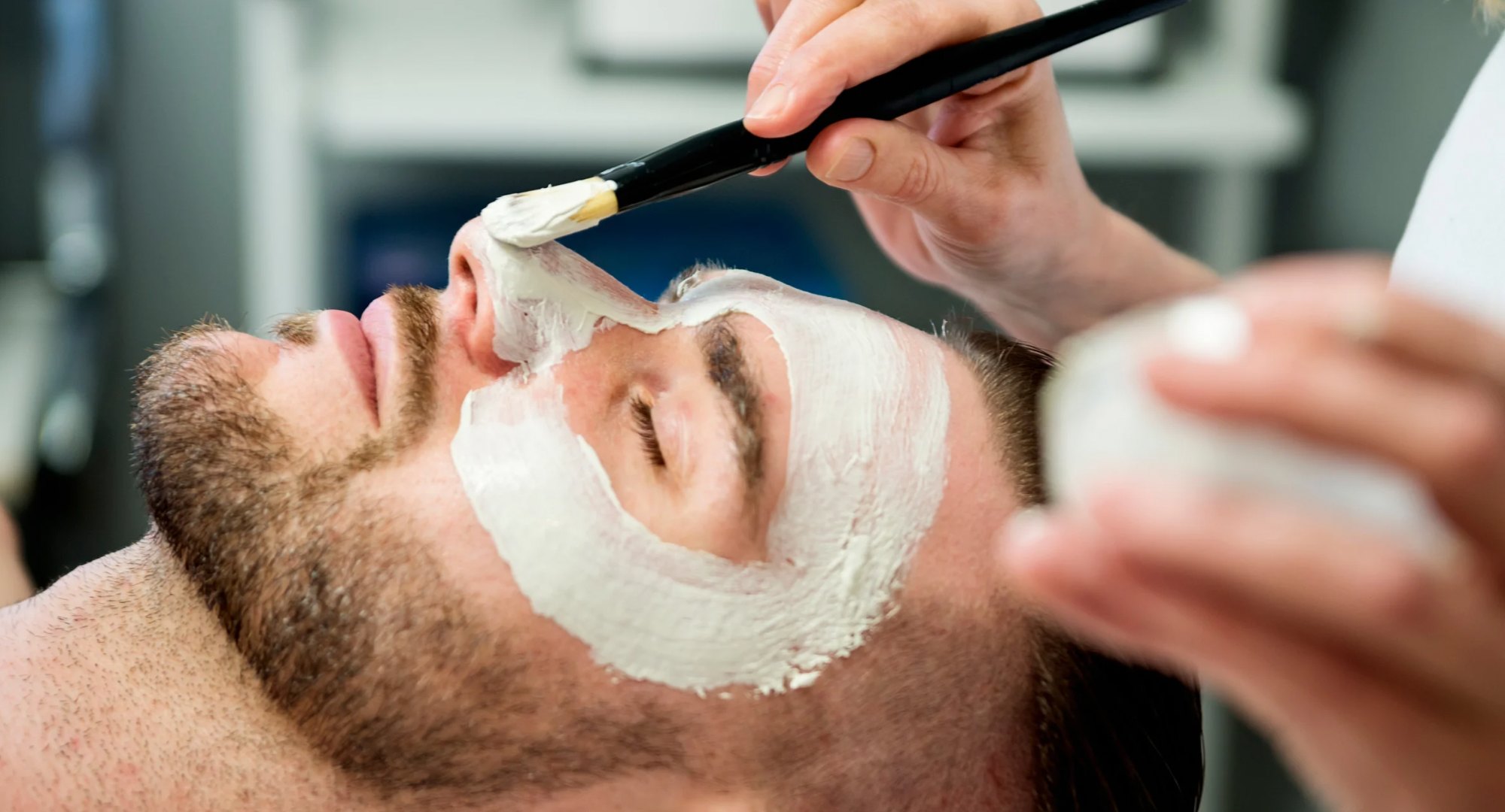 Beneficios de la limpieza facial profunda mensual para una piel radiante